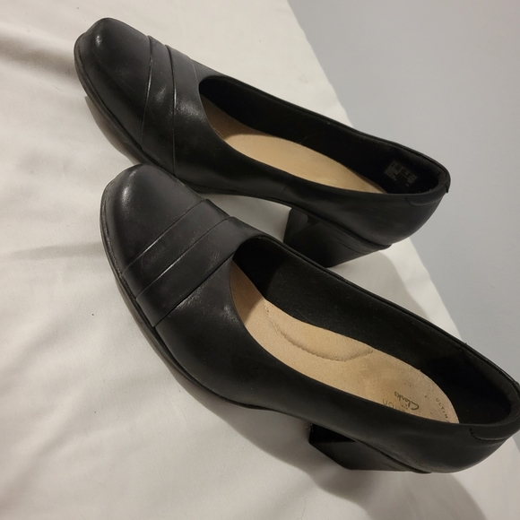 Clarks Shoes - CLARKS LEATHER PUMPS